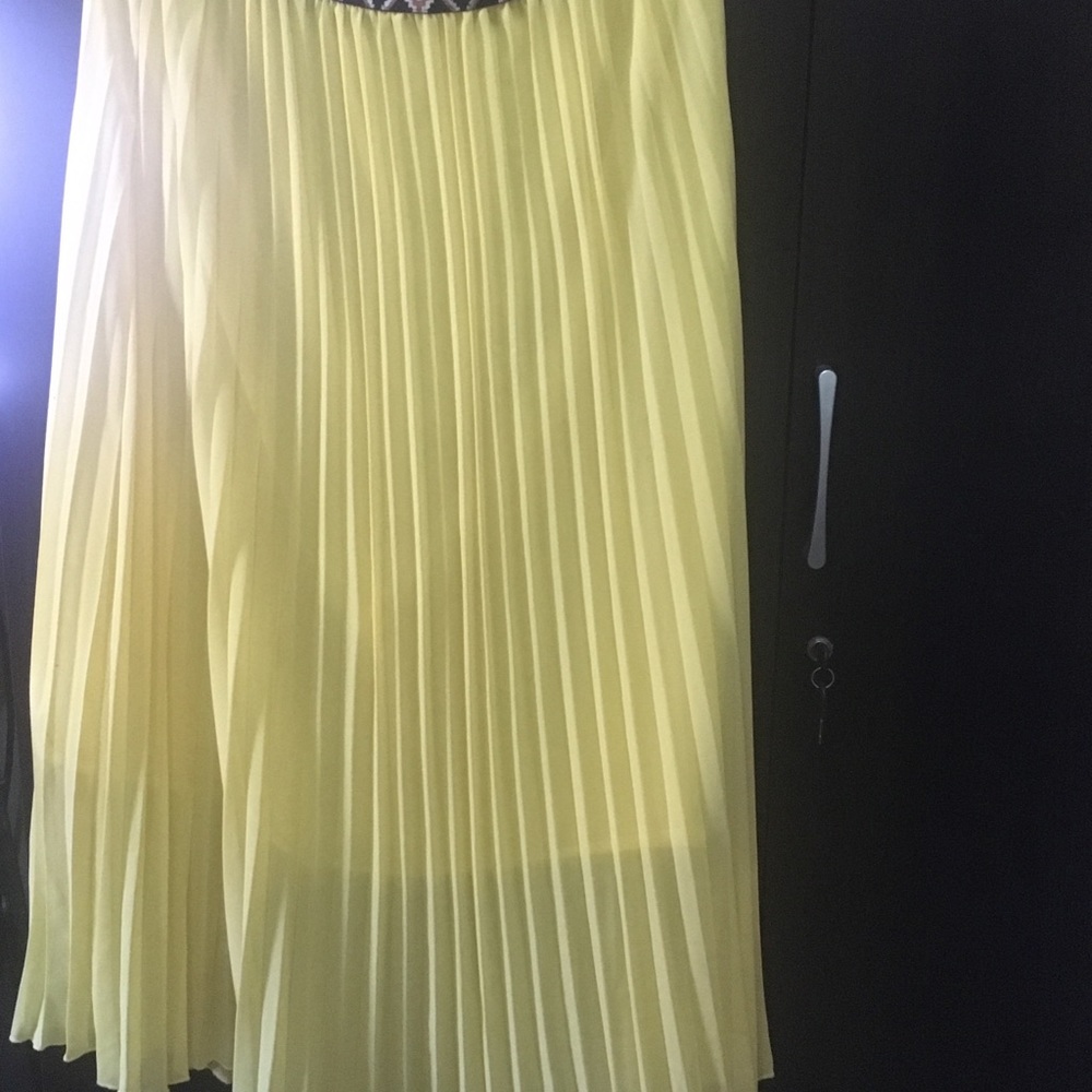 Spring perfect yellow pleated skirt 🌼🌻